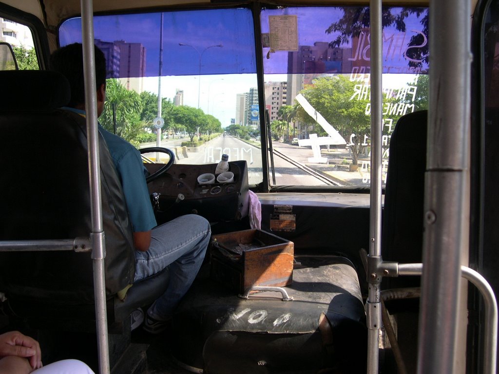 Interior de un autobús by orsoyogy