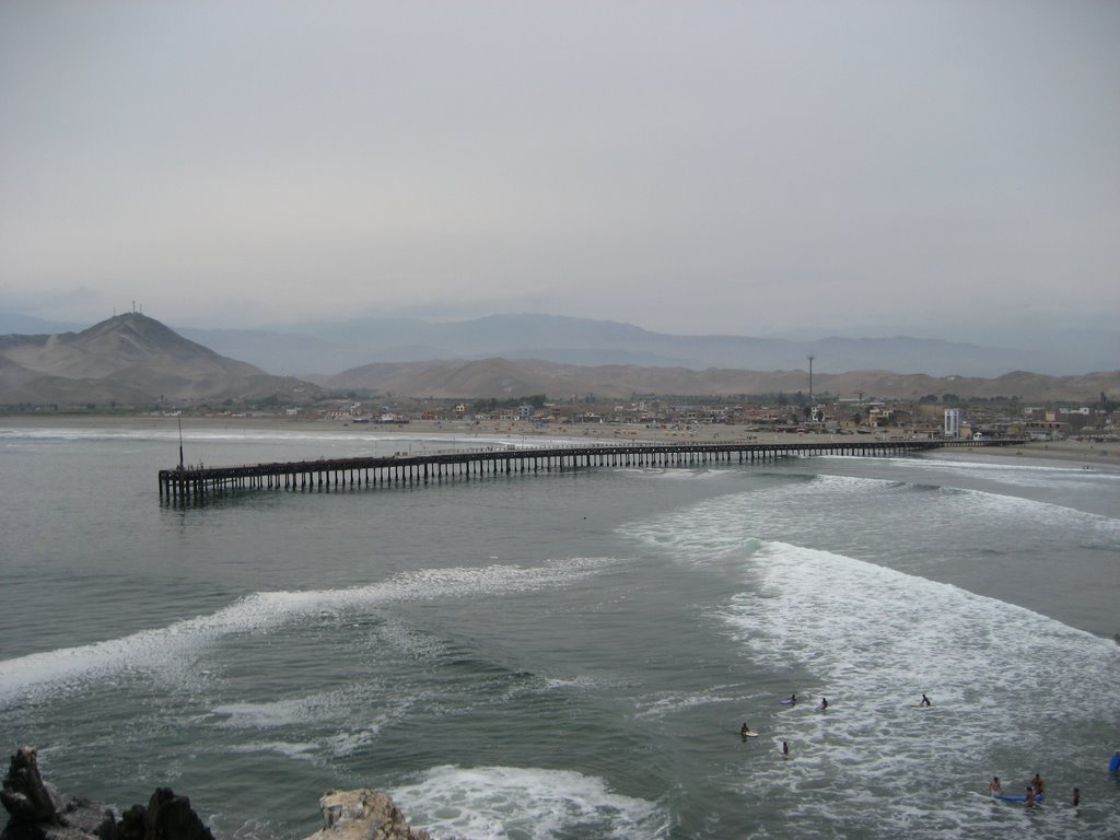 Muelle desde el cerro by Cristhian Pezo