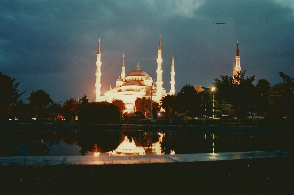 Si tiene seis minaretes, es la Mezquita Azul by Carmen Peña Medina