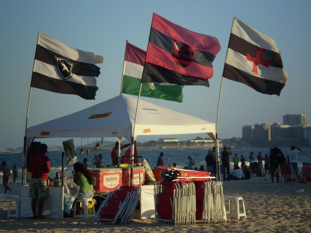 Barraca das bandeiras dos grandes times do Rio de Janeiro na Praia de Copa - RJ by Roberto Soares