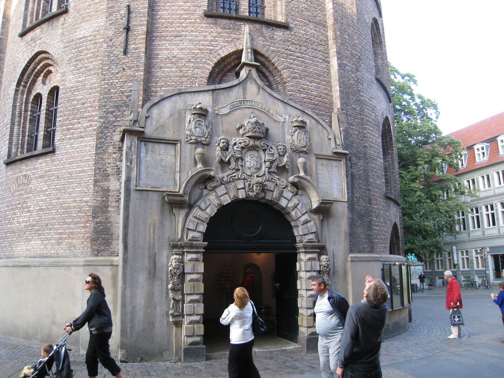 Entrance to the round tower by Finn Johnny Frederik…