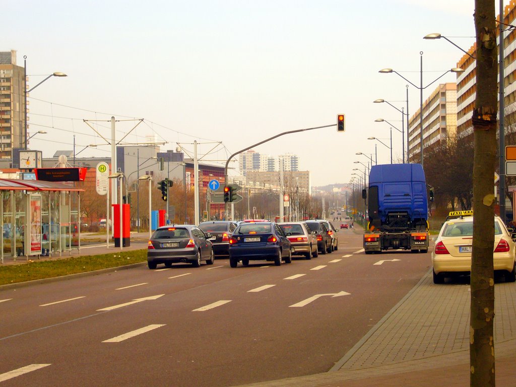 Magistrale vor dem Neustadt Centrum stadteinwärts (zoom) (2007) by halleliebe