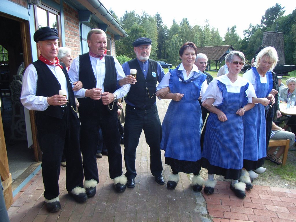 Tracht in Kuhstedtermoor by Bernd Tschackert