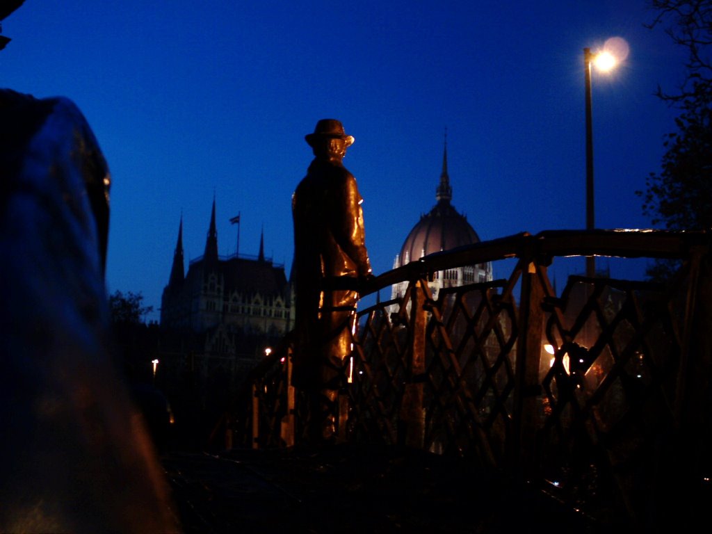 Budapest, parlamento e statua di Imre Nagy by Claudio Pedrazzi