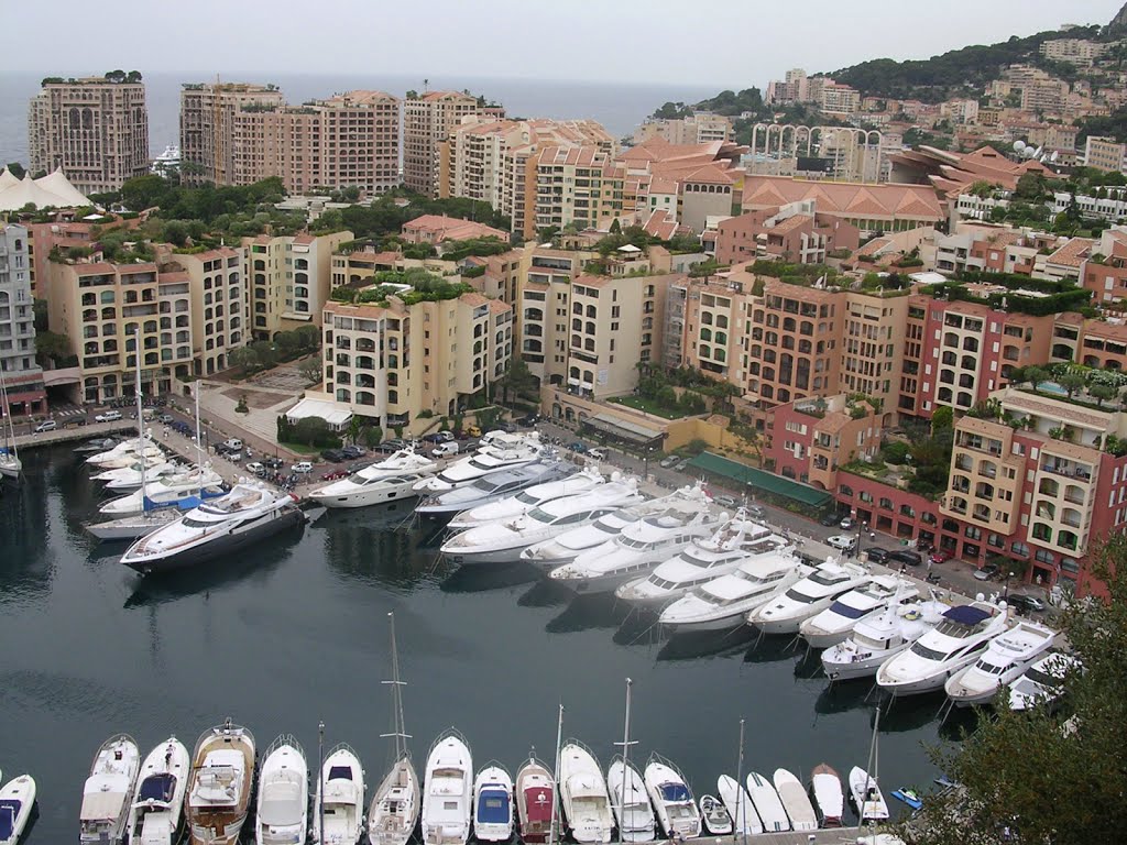 Mónaco/Monaco-Ville (Vista sobre Fontvieille, a área mais recente do Principado do Mónaco que foi criada a partir de terras conquistadas ao mar) by Majoca