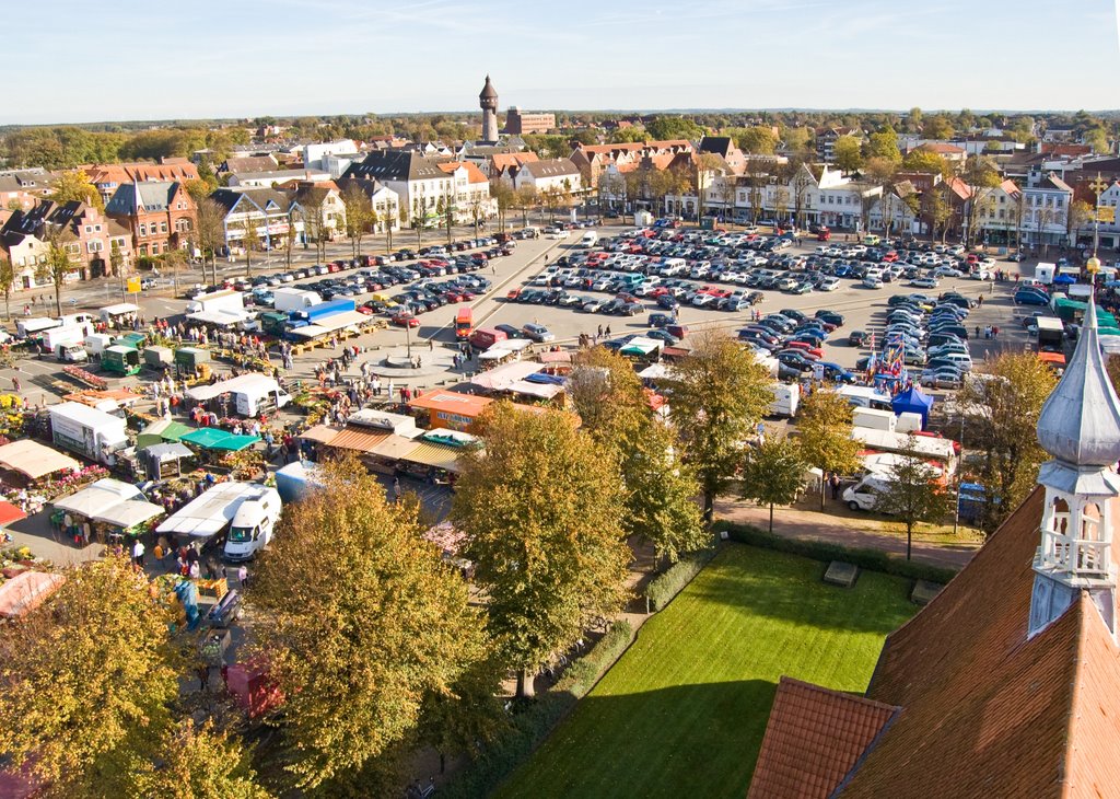 Turmblick auf Heider Marktplatz by Berndt Steincke