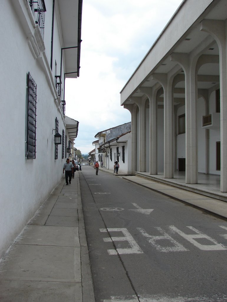 Calle paralela al Banco de La República by Juan Sebastián Echev…