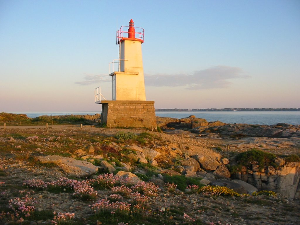 Le phare de Kerroch by jean-jacques carriou