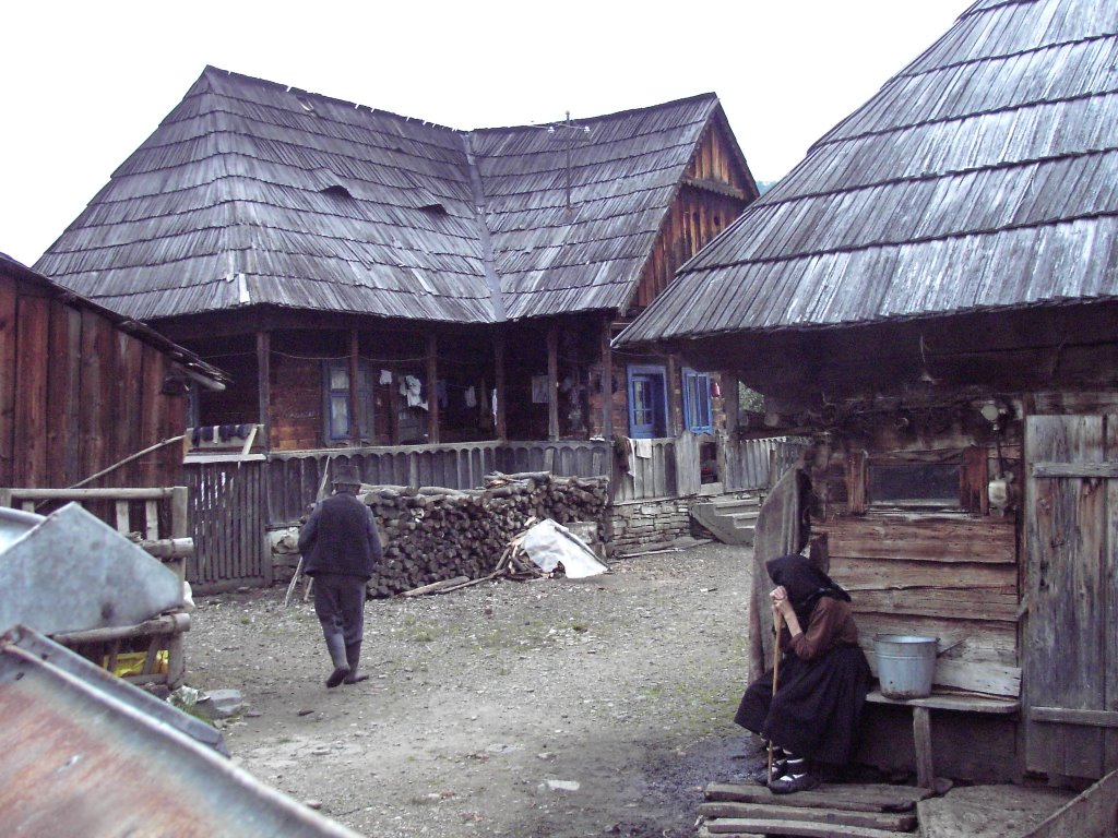 Wooden house in Botiza by johandegrieck