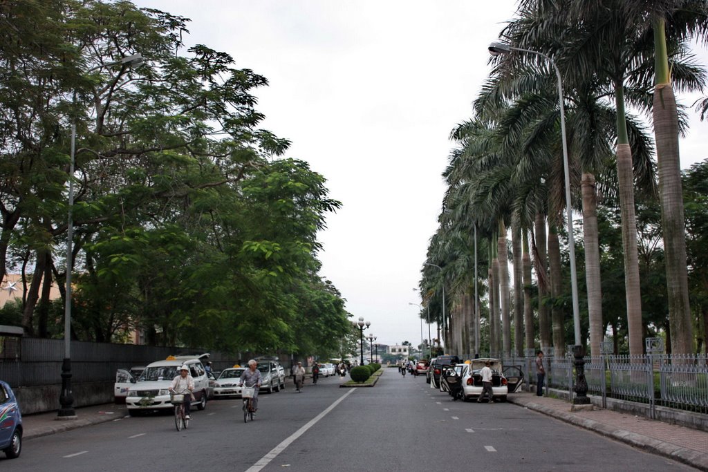 Lối vào vườn hoa An Biên - Entrance to An Bien park by Earth_Walker