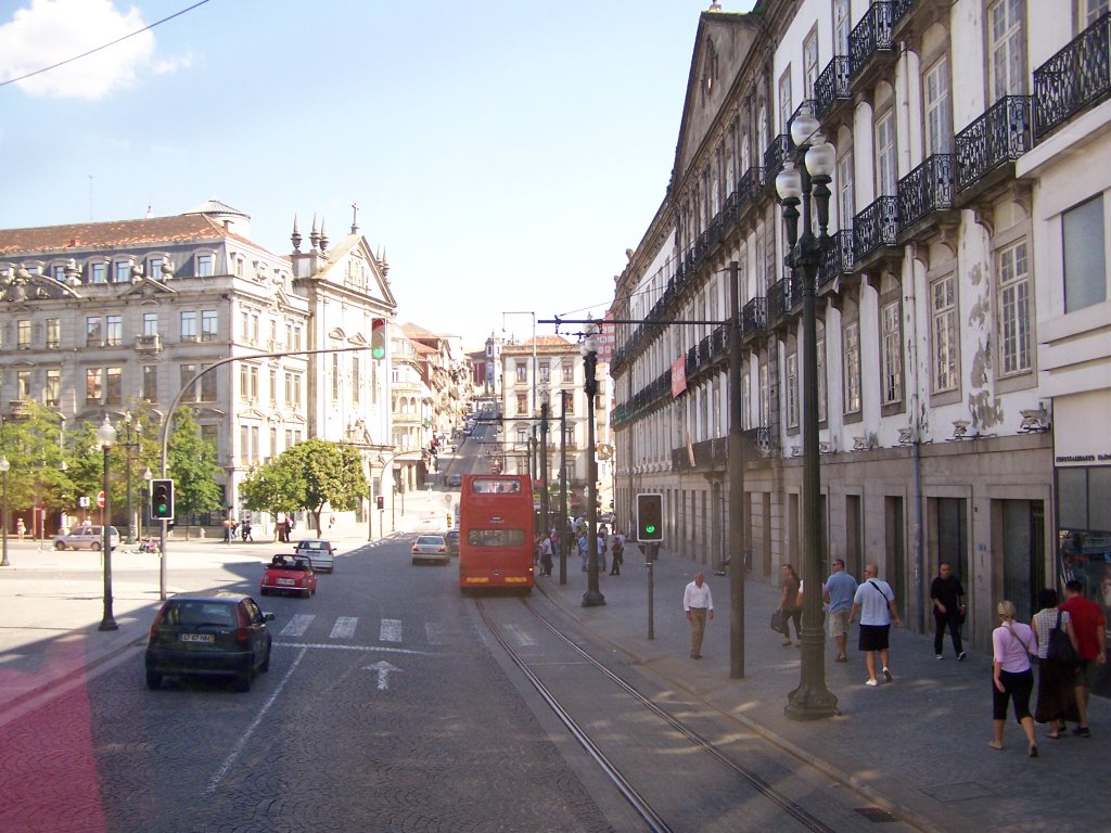 Rua 31 de Janeiro a la altura de la Plaza de la Libertad. Oporto. by Evelio de Feria