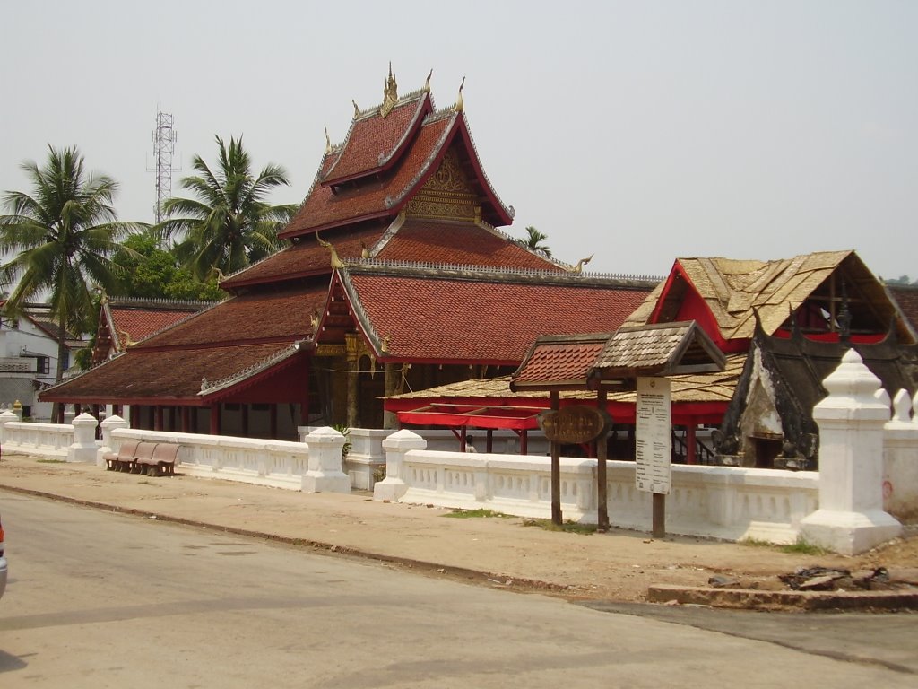 Wat Mai Suwannaphumaham by Thomka Marton