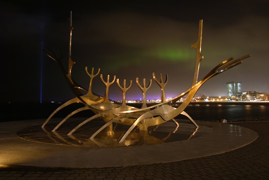 Northern lights Reykjavik by Ashley Taylor