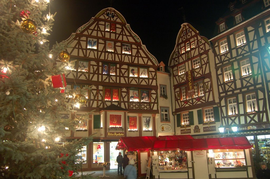 Weihnachtsmarkt Bernkastel, Marktplatz by Herbert Schiffes