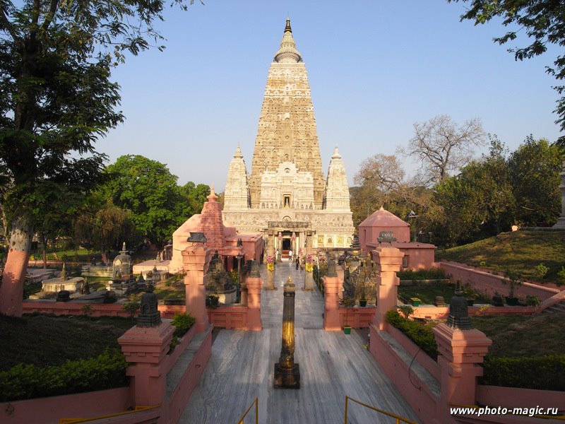 Mahabodhi Stupa by astralrider