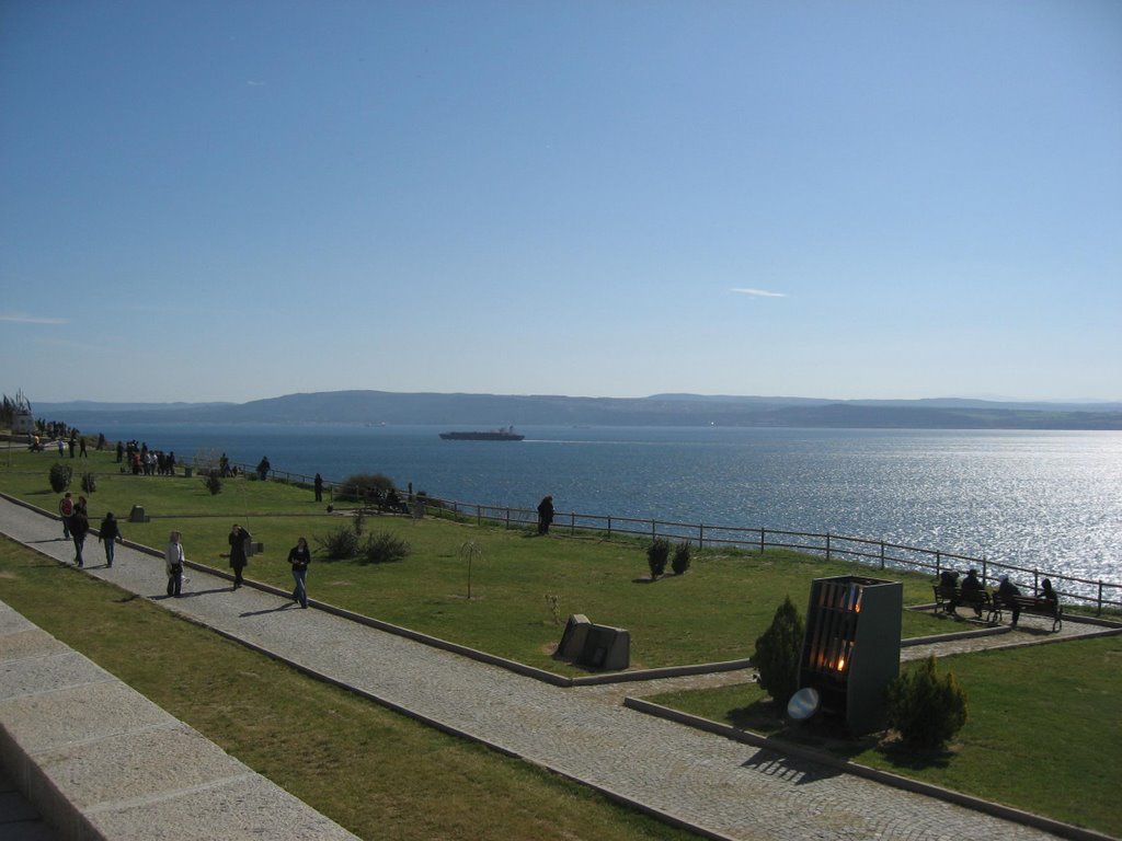 Şehitlikten Çanakkale Boğazı by Veysel OZTURK