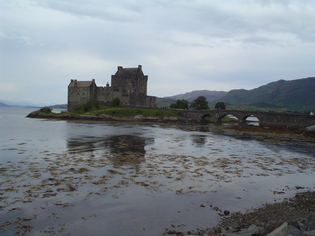 Eilean donan castle by louis-marie gaudemet