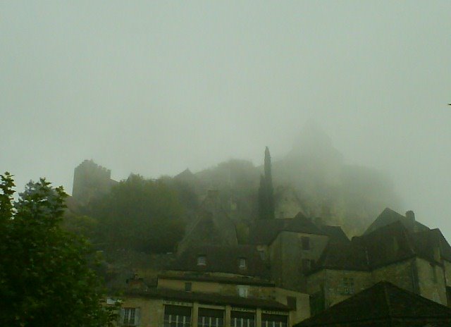 Chateau de beynac dans le brouillard by clément3313