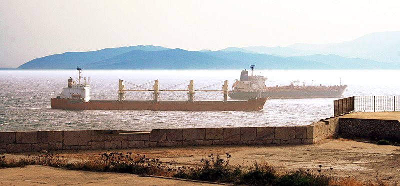 Gibraltar - Containerships @ Harding's Battery Observation Post 2008 by piesepank