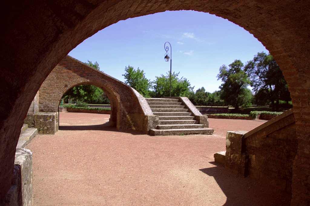 Sous l'escaler du château de Bellegarde. by Bernard Fontaines