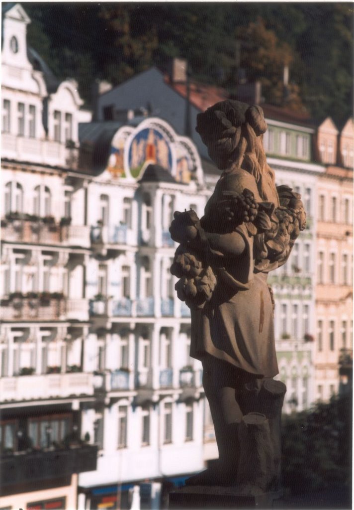 Karlovy Vary - Mlýnské nábřeží - Statue on roof of Mlýnská kolonáda by txllxt TxllxT