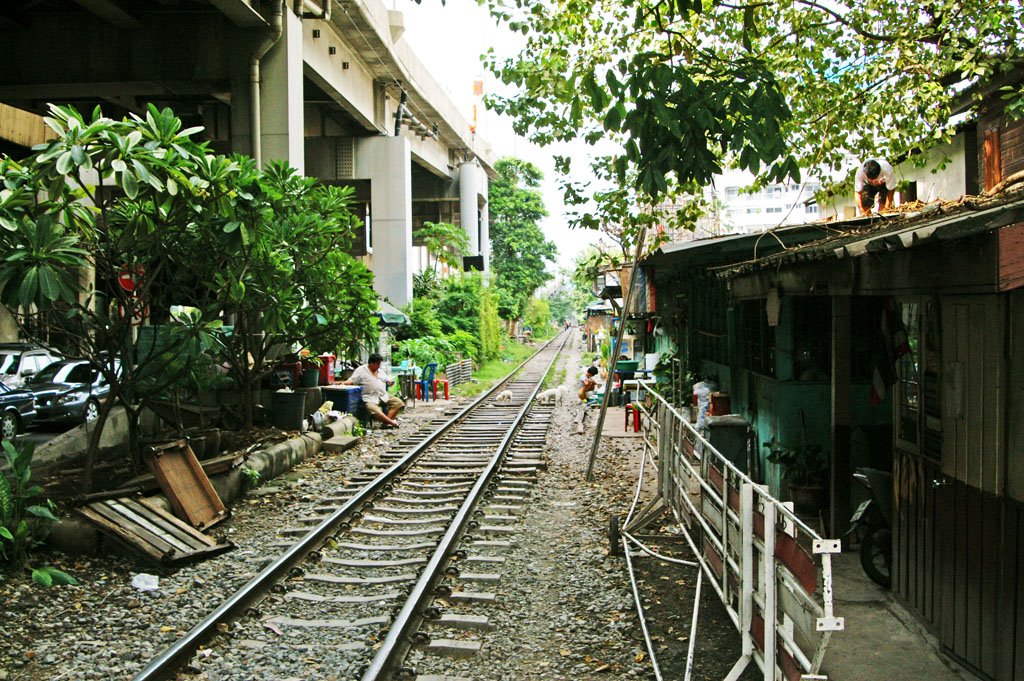 Off Sukhumvit next to the highway by Uwe Schwarzbach