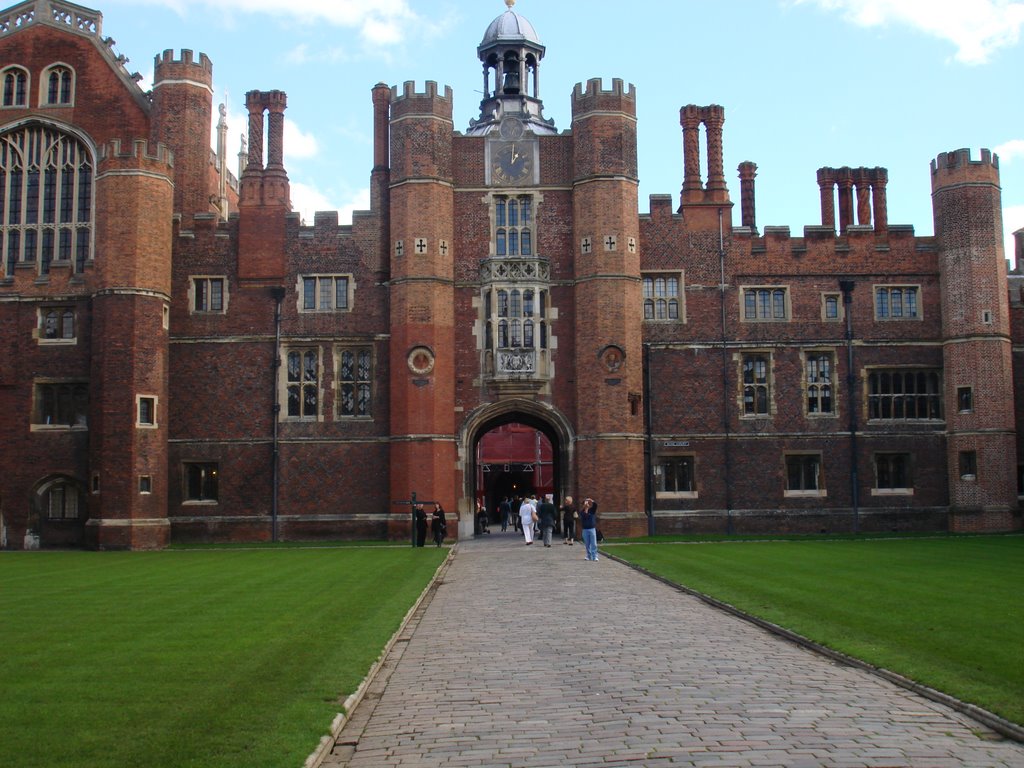 Hampton Court Palace by tomleejr