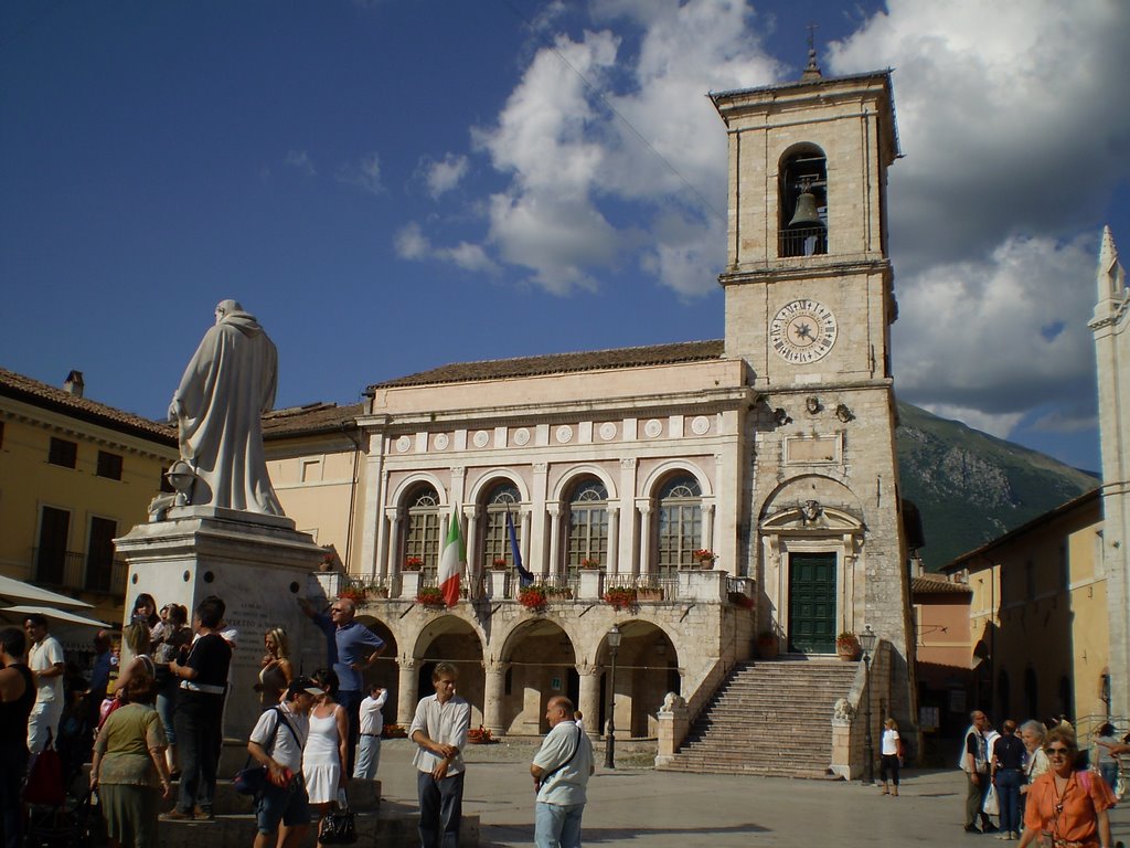 Norcia, Piazza del Duomo, giugno 2008 by daniferrari