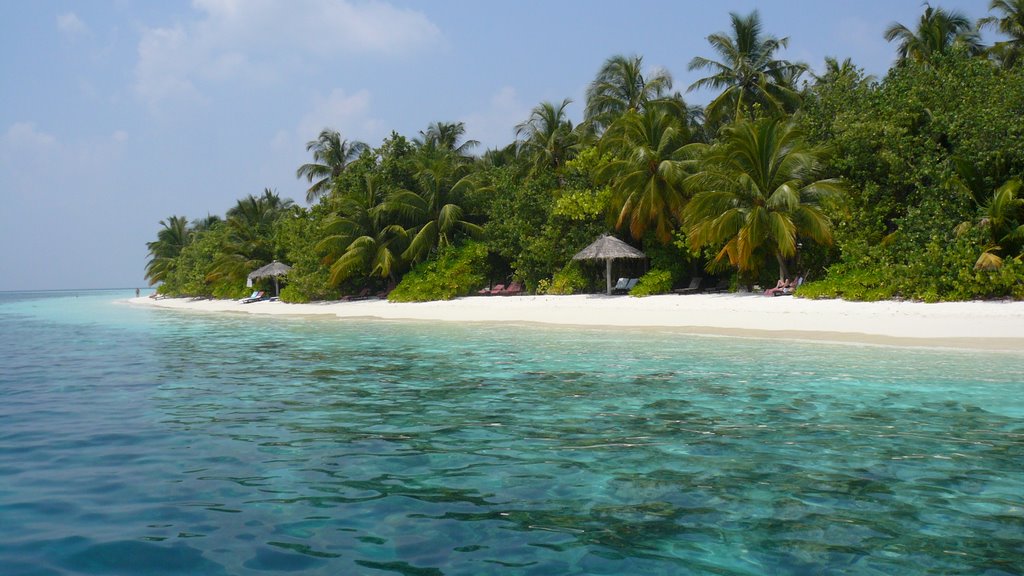 Vilamendhoo with part of the house-reef by Arandor