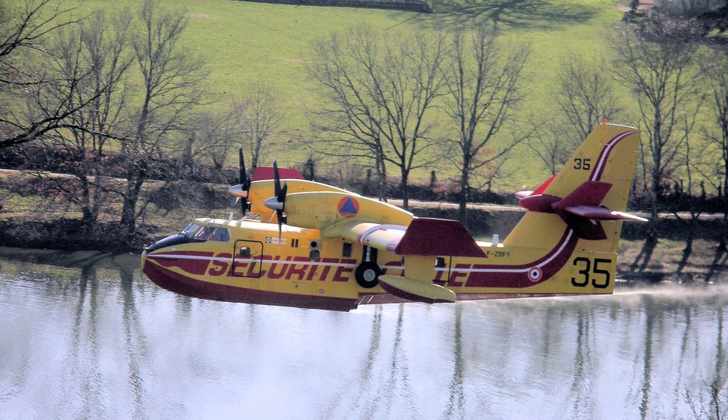 Canadair en entrainement sur le lac de la Roucarié by regitz