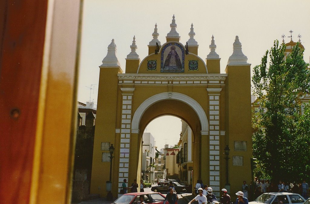 Puerta de la Macarena, desde el tranvía 1992 by Carmen Peña Medina