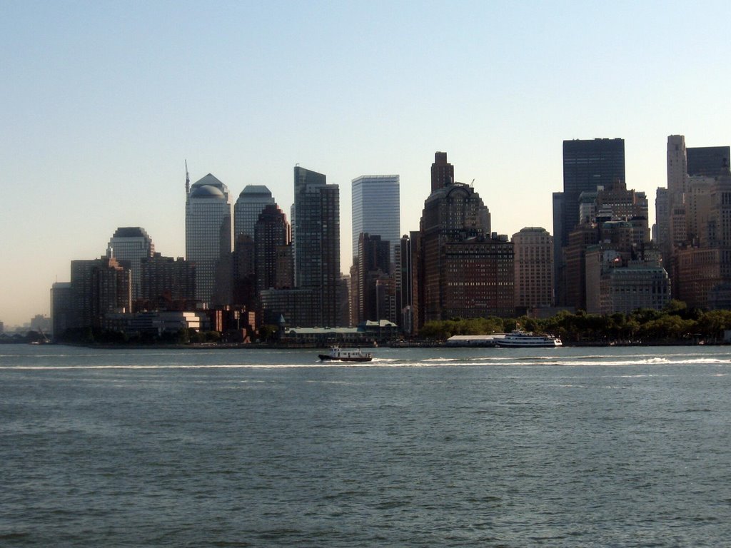 Blick von der Staten Island Fähre auf die Skyline von Manhattan by gustl