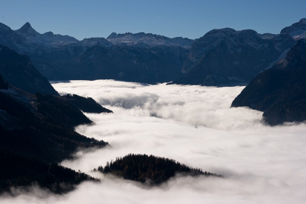 Herbstnebel über dem Königssee, im Hintergrund die Schönfeldspitze by Michael Prittwitz