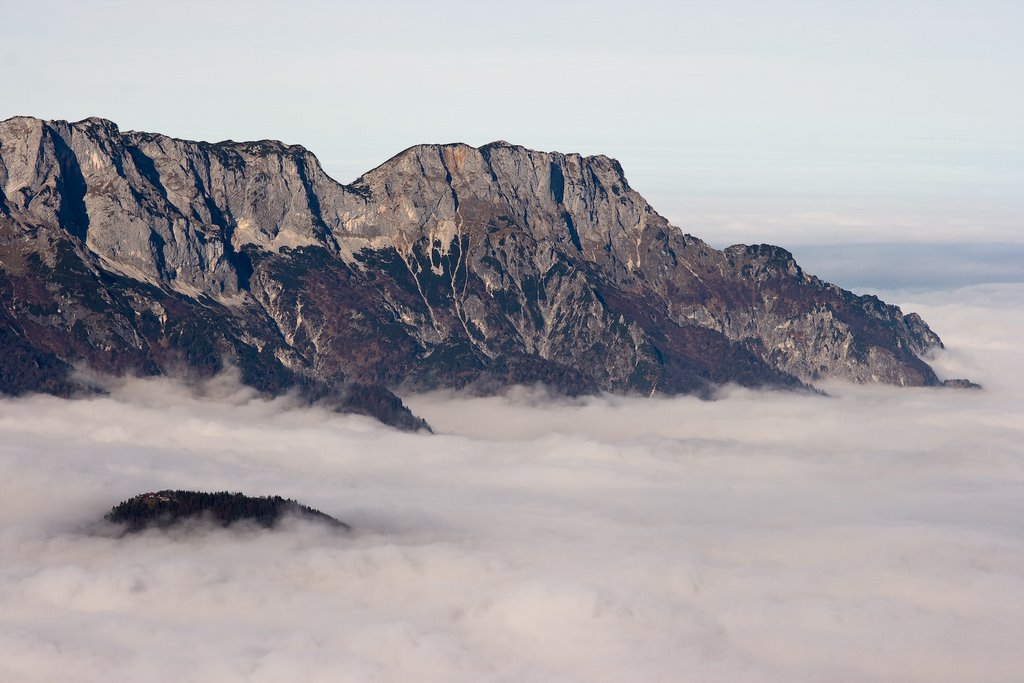 Untersberg (Salzburger Hochthron und Mittagsscharte) und Herbstnebel über Salzburg by Michael Prittwitz