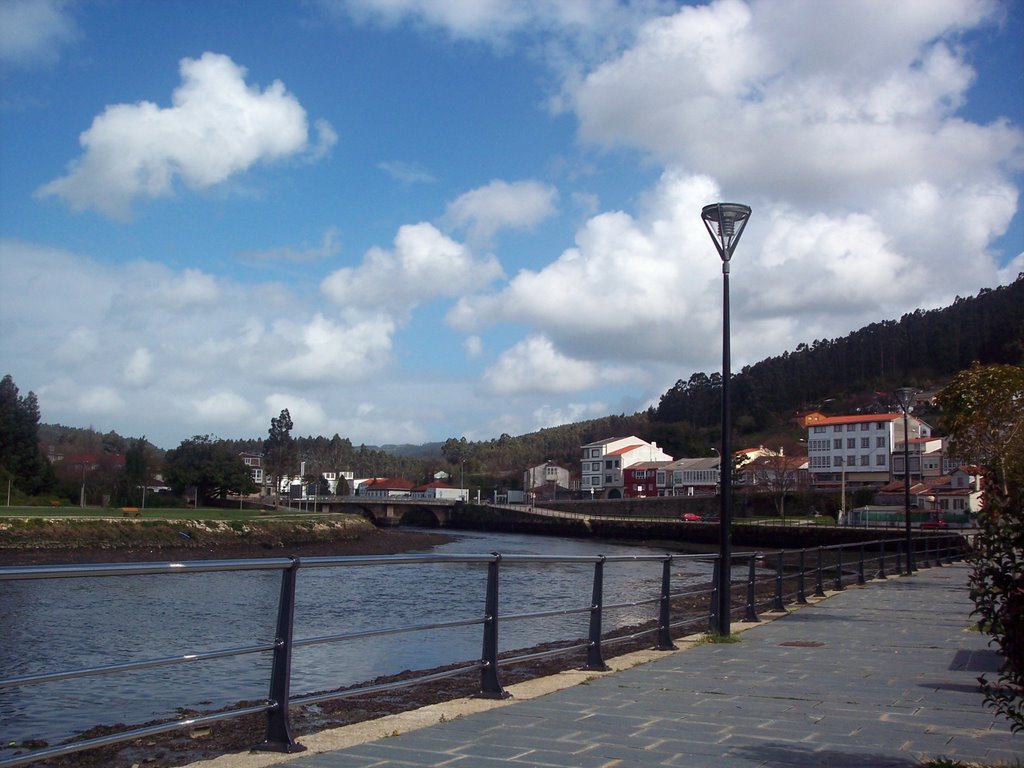 Paseo al final de la ria de Ferrol. Río Jubia y pueblo. by ljrozas