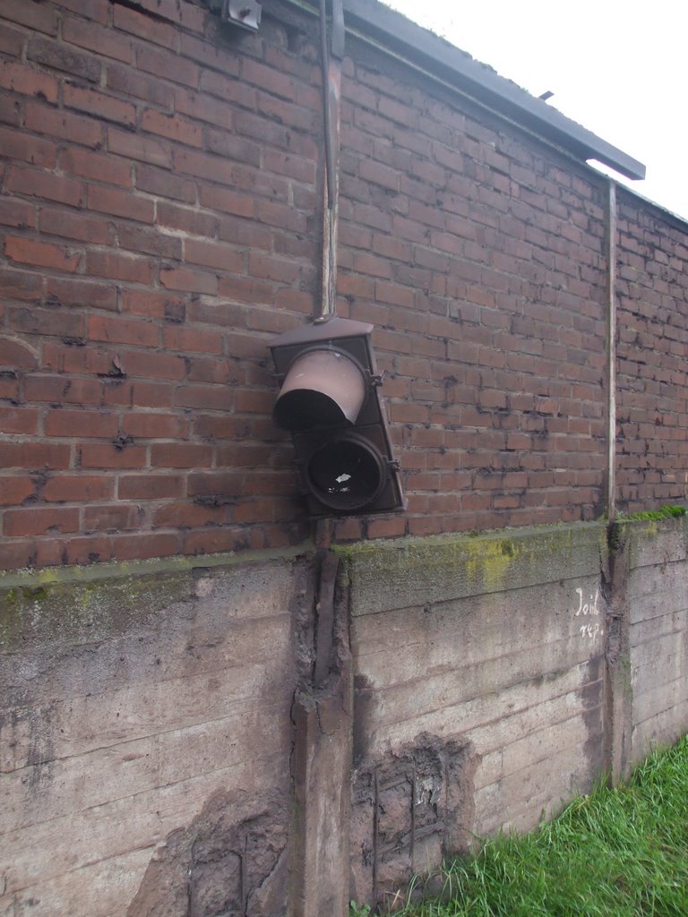 Ancien feu de signalisation fluviale by POM Belgium