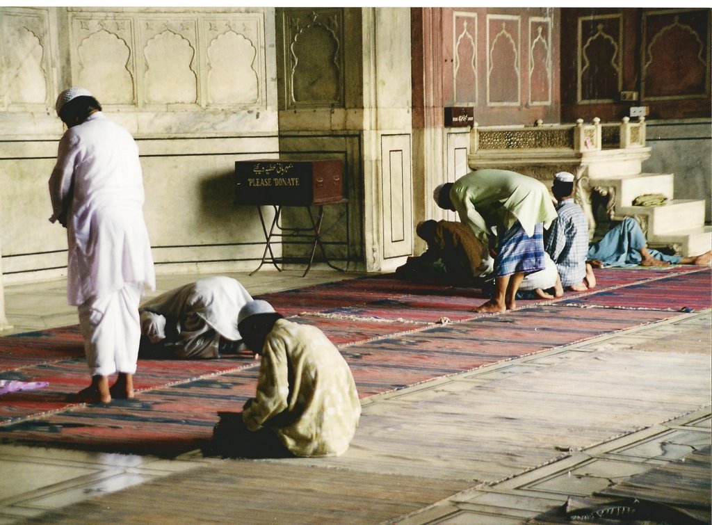 OC-Orando en la mezquita, Vieja Delhi by Osvaldo Colman