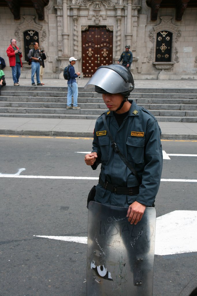 Policia in front of the Cathedral by davidpoon