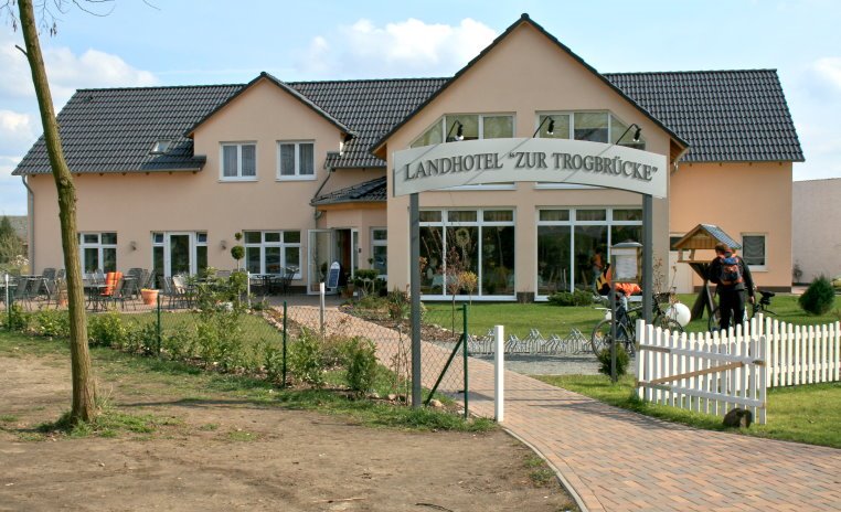 Hotel Zur Trogbrücke by photographermen