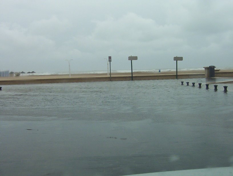 Paseo Malvarrosa inundado por lluvia by zaepsa