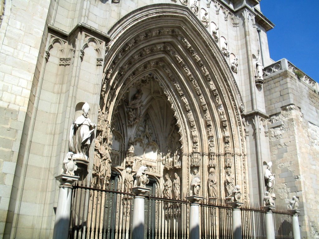 Puerta lateral de la Catedral by Joaquin Toledo