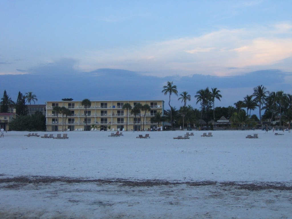 Outrigger Beach Resort Ocean Front by gerritpaul