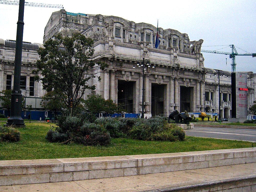 Milano Central Station by Carmel Horowitz