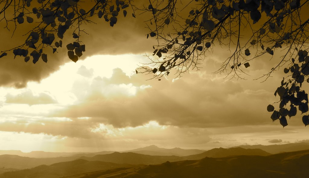 Troina - Vista dell'entroterra della Sicilia (sembra un mare in tempesta) by giomodica