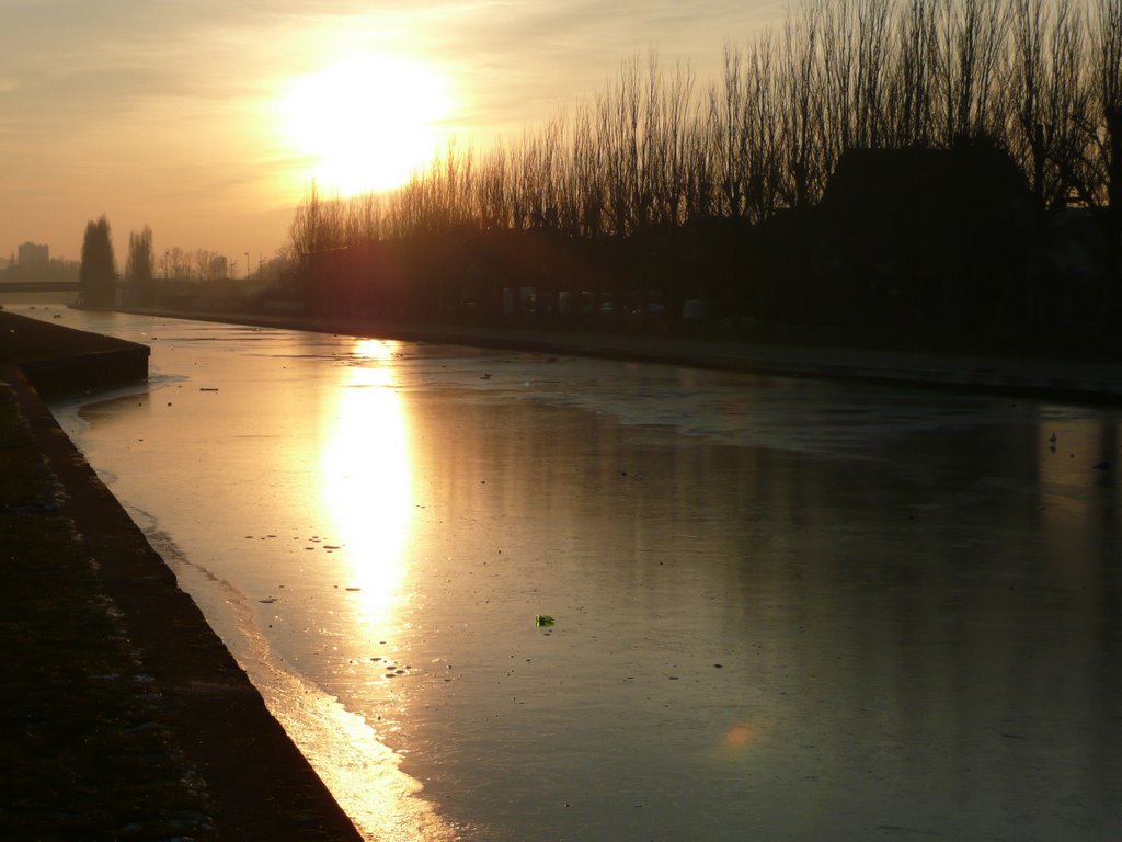 Canal de l'ourc gelé by service photo