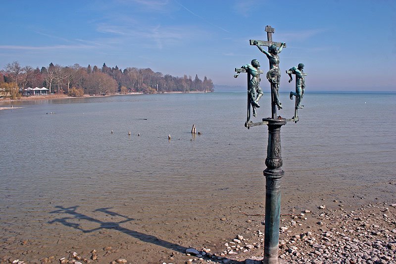 Das Schwedenkreuz an der Brücke zur Insel Mainau im März by MaWebs