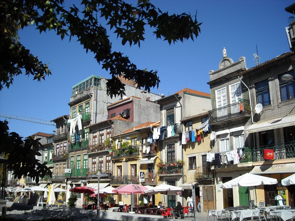 Casitas de Oporto y una luminosidad que aviva los colores. Octubre de 2008 by viajeroandaluz