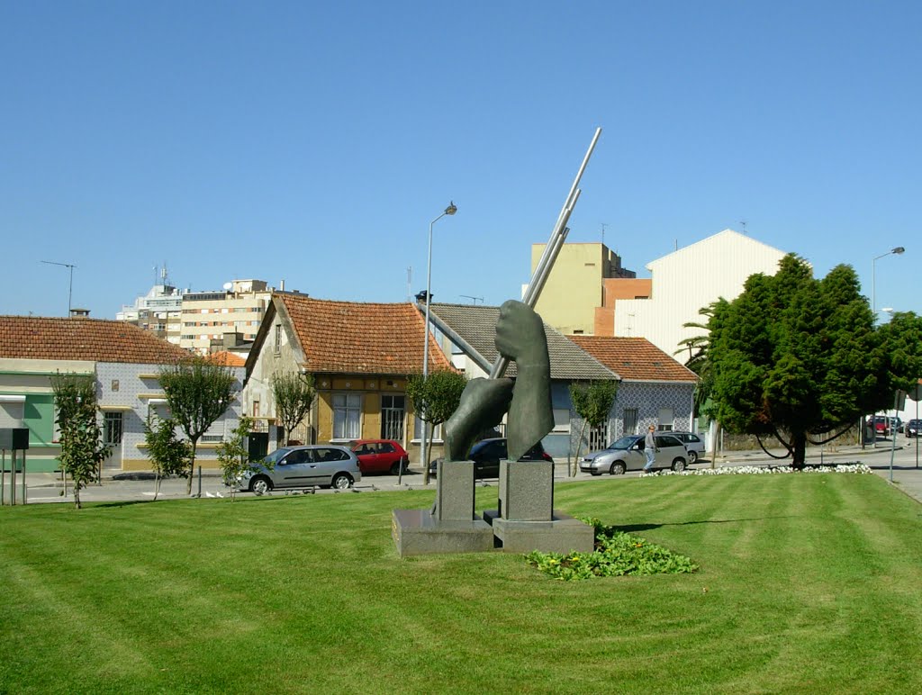 S. Mamede Infesta/Matosinhos (A escultura que evoca o associativismo, ou que a união faz a força) by Majoca