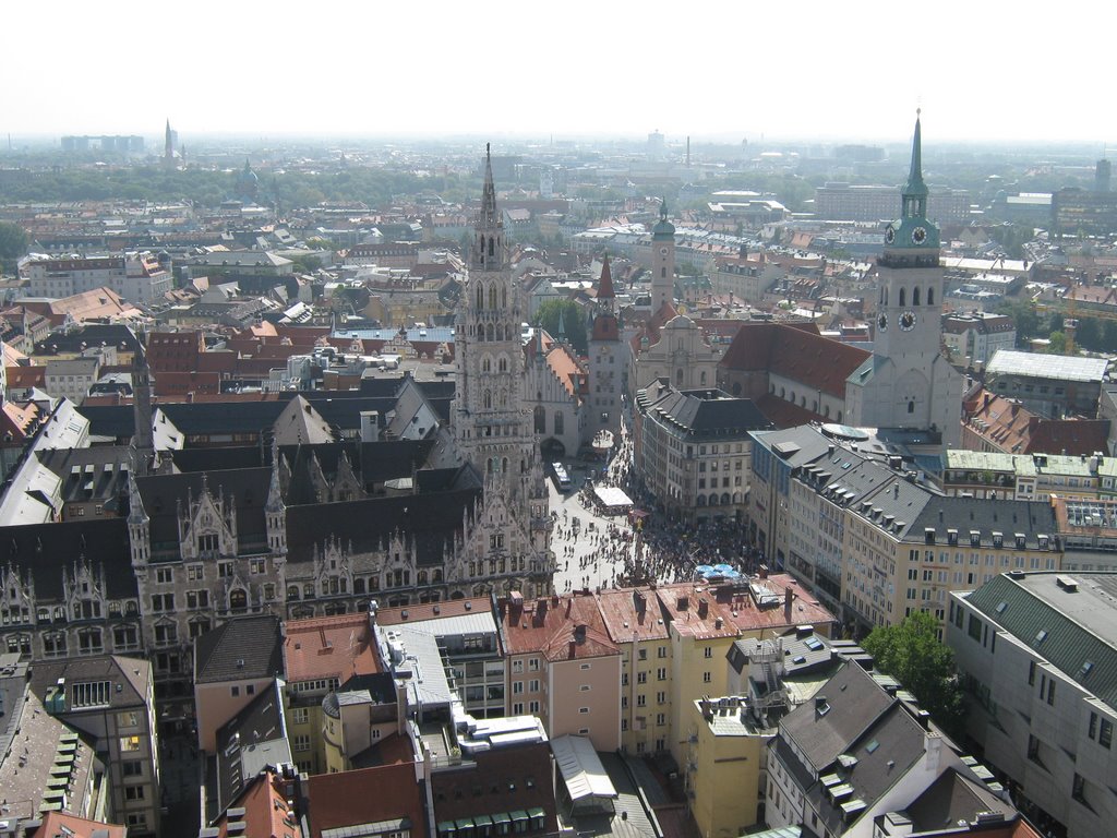 München, Blick von der Frauenkirche auf den Marienplatz by gerdb