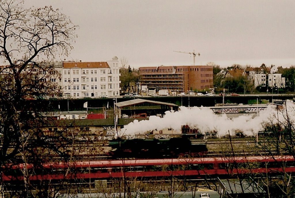 Berlin-Wilmersdorf: Halenseegraben mit S-Bahn und Dampflokomotive by dudeyberlin